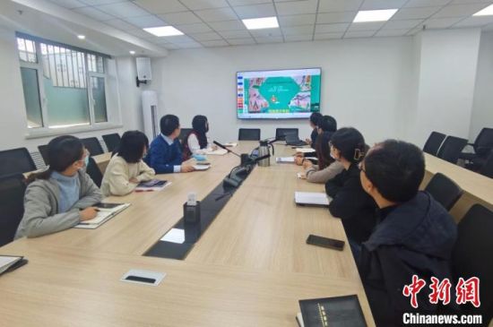 圖為甘肅教育出版社《寫給青少年的敦煌故事》叢書項(xiàng)目組，探討圖書封面設(shè)計(jì)。　閆姣 攝