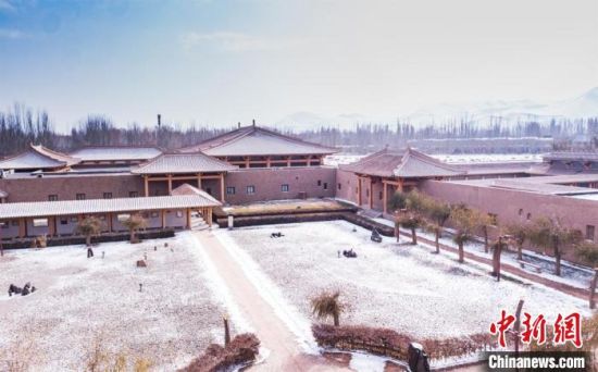 圖為雪落大漠古堡——敦煌山莊?！⊥醣筱y 攝