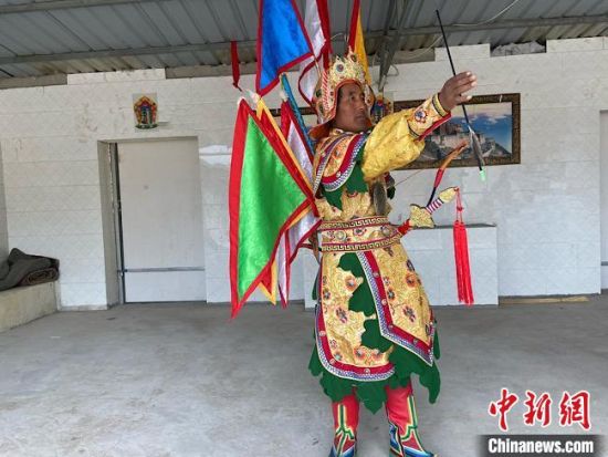 圖為完代才讓在外木村戲臺(tái)出演?！∷巫雨?攝