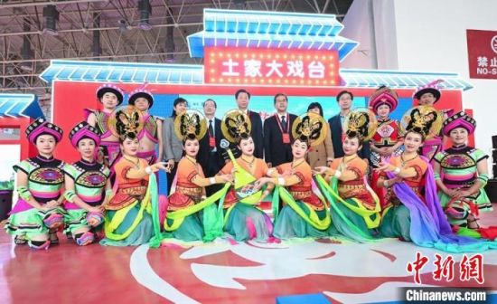 11月26日，“甘肅團(tuán)”在首屆中國(武漢)文化旅游博覽會展區(qū)的“土家大戲臺”，與“湖北團(tuán)”互訪交流?！「拭C省文化和旅游廳供圖