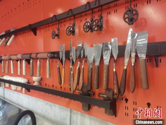 圖為徐晉林制作雕版敦煌壁畫所用工具。　閆姣 攝
