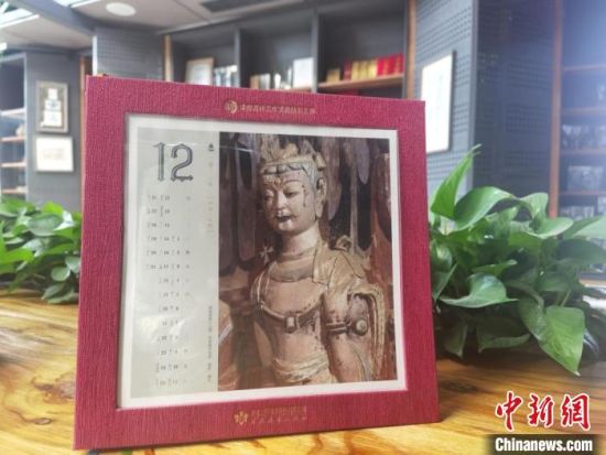 圖為徐晉林制作的敦煌題材的手工書《走進沙漠敦煌——莫高窟與藏書票藝術(shù)》，深受讀者喜愛?！￠Z姣 攝