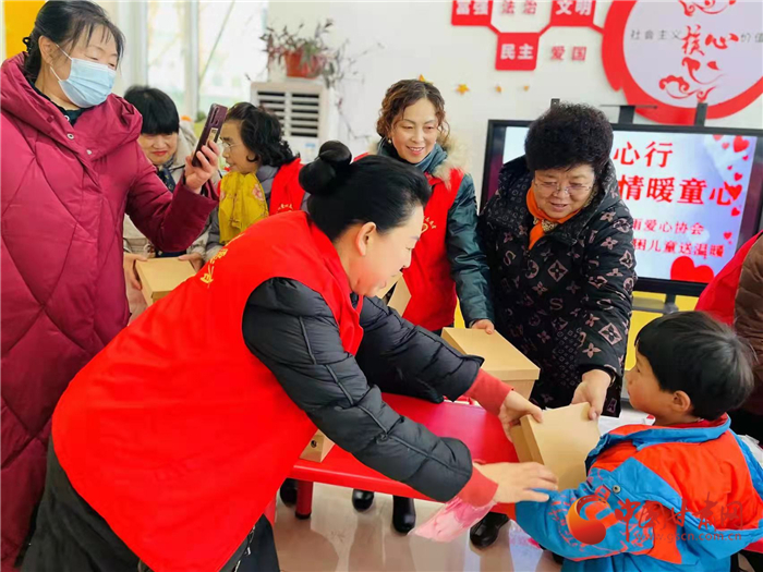 隴南禮縣：愛(ài)心物資送到幼兒園  溫暖冬天在行動(dòng)