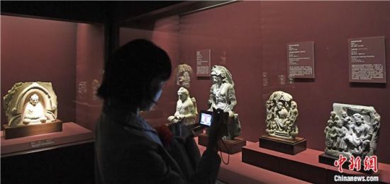 2018年8月，《平山郁夫的絲路世界——平山郁夫絲綢之路美術(shù)館文物展》在甘肅敦煌莫高窟開展。中新社記者 楊艷敏 攝