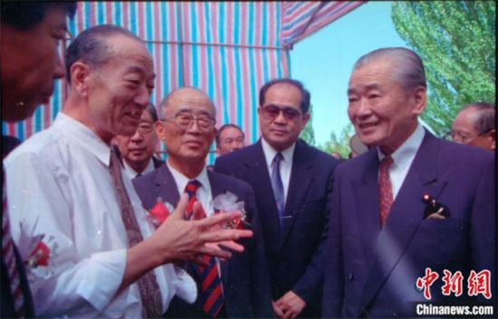 1994年8月，時(shí)任日本首相竹下登(右一)與時(shí)任敦煌研究院院長段文杰在莫高窟親切交談。中新社發(fā) 婁婕 供圖