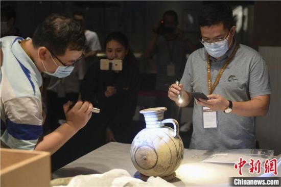 2020年6月，在長沙博物館舉行“從地中海到中國：絲路寶藏——平山郁夫絲綢之路美術(shù)館藏文物展”前，專家開箱鑒定文物。中新社記者 楊華峰 攝