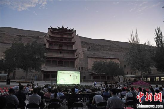 2018年8月，在敦煌莫高窟標(biāo)志性建筑“九層樓”前，《回顧平山郁夫先生的貢獻(xiàn)》座談會(huì)舉行。來自中日兩國的專家、學(xué)者共同懷念這位情系敦煌數(shù)十載的繪畫巨匠、中日友好的文化使者、世界文化遺產(chǎn)的守護(hù)者。中新社記者 楊艷敏 攝