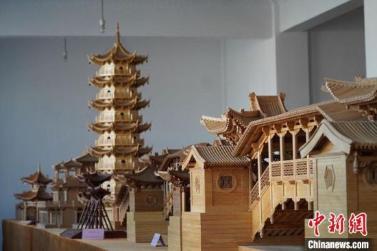 圖為古建筑模型制作技藝傳習(xí)所展廳內(nèi)的微縮古建筑作品?！【琶赖┰?　攝