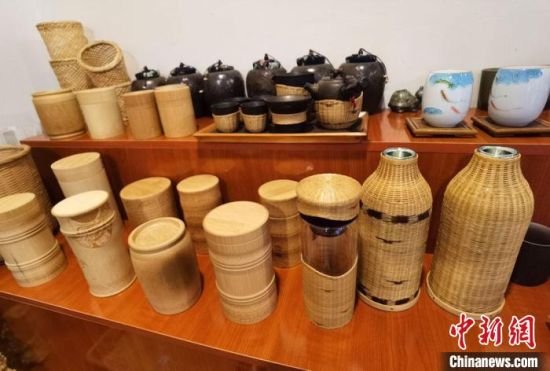 圖為展陳的一件件精致可愛(ài)的竹編農(nóng)具工藝品?！●T志軍 攝