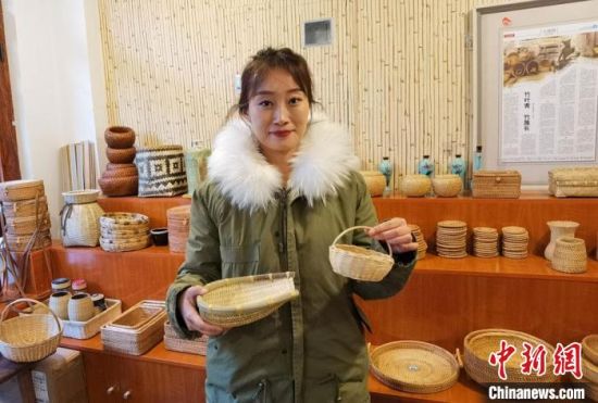40多種精小玲瓏、純手工制作的新型盛食容器、居家工藝品等，每一件都令人愛(ài)不釋手?！●T志軍 攝