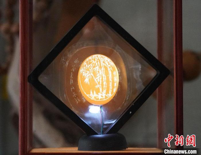 圖為吳義澤新包裝給蛋雕呈現(xiàn)立體感?！【琶赖ぴ?攝