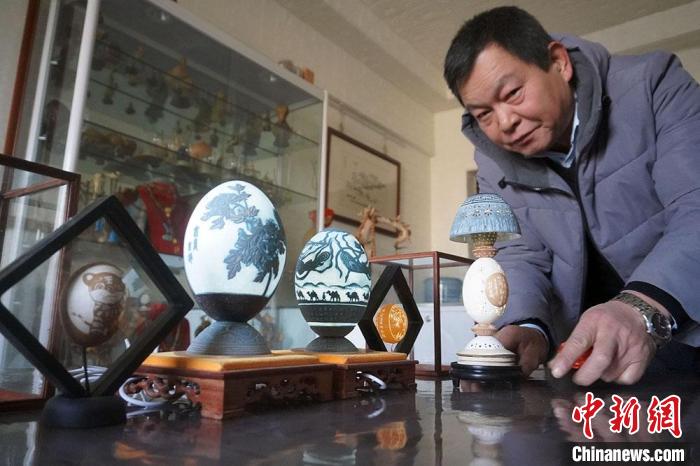圖為吳義澤展示的最新創(chuàng)作的蛋雕作品。　九美丹增 攝