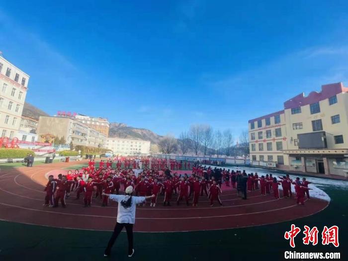 圖為街舞老師教授藏族學(xué)子跳街舞?！￡惿菩?攝