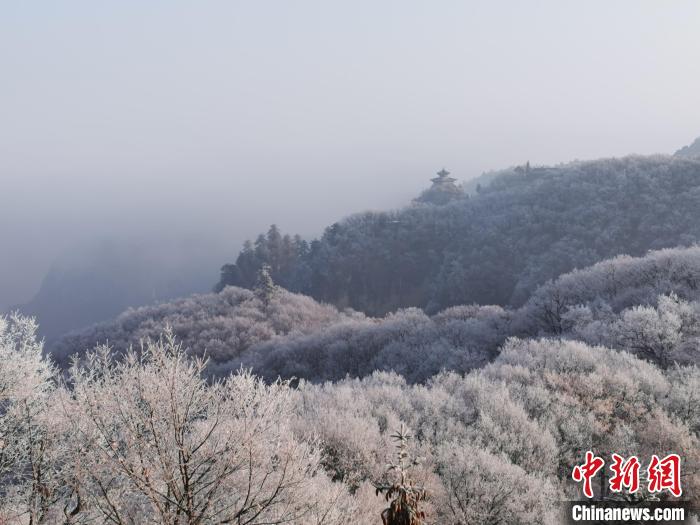 圖為連綿山脈，皆是白色?！⌒煺袢A 攝