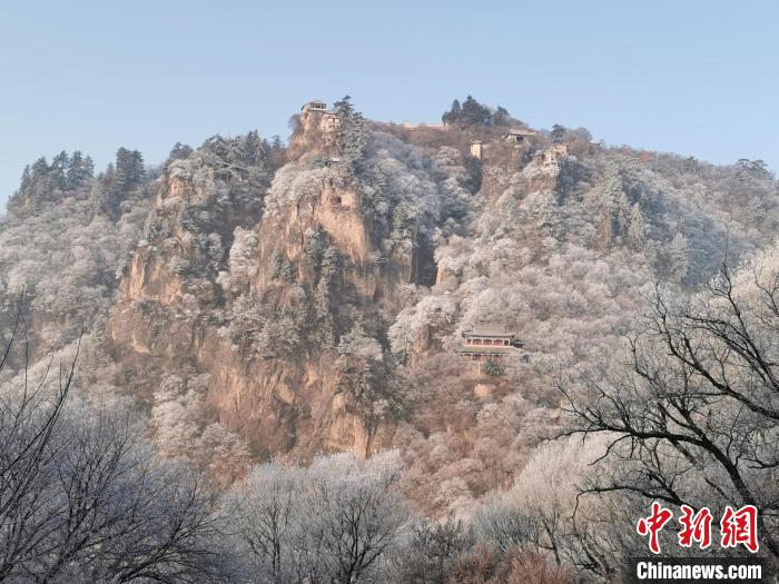 圖為崆峒山霧凇景色?！⌒煺袢A 攝
