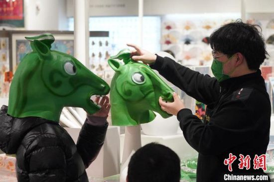 圖為“神馬來了”銅奔馬頭套?！【琶赖┰?攝
