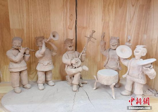 圖為泥塑作品展現(xiàn)人們娛樂場(chǎng)景。 劉玉桃 攝