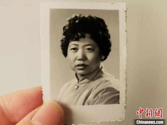 圖為20世紀80年代，蘭州照相館拍攝的人物肖像照，如今仍然有很多人選擇拍攝這樣的照片留作紀念。　王牧雨 攝