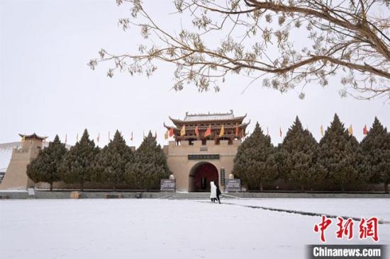 圖為2月17日，游人在鳴沙山月牙泉景區(qū)內(nèi)體驗(yàn)大漠雪景?！《鼗褪形穆镁止﹫D