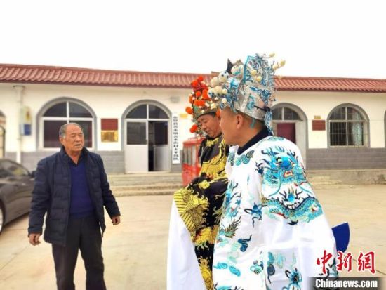 圖為69歲的“苦水高高蹺”國家級傳承人巨海全(左一)，叮囑徒弟們高高蹺練習(xí)技巧要領(lǐng)?！￠Z姣 攝