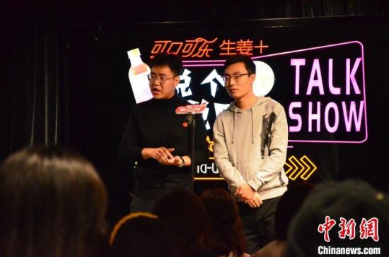 圖為脫口秀演員搭檔表演?！钅?攝
