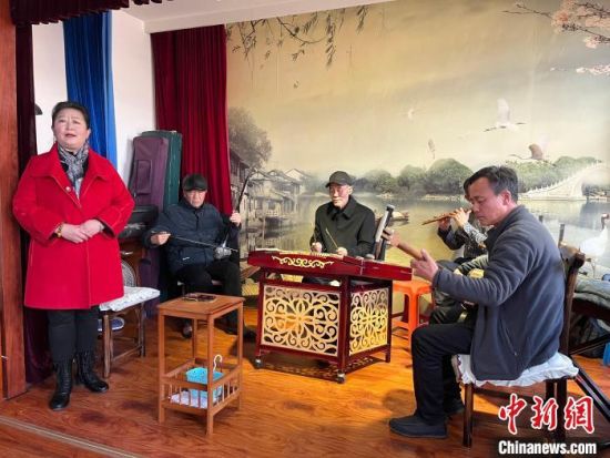圖為蘭州鼓子表演者王常玉登臺演唱，她是這項(xiàng)入列國家級非物質(zhì)文化遺產(chǎn)的曲藝表演者中，為數(shù)不多的女演員。　張煜曼 攝