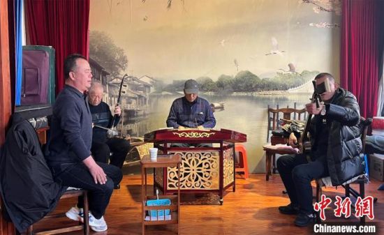 圖為蘭州鼓子愛好者在傳習(xí)所內(nèi)互相搭檔上臺演出?！堨下?攝
