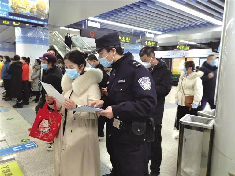講解詐騙套路 普及“斷卡”常識 蘭州城關(guān)公安分局、交通治安分局聯(lián)合反詐宣傳進地鐵