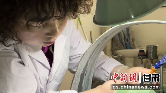 夜光杯制作學(xué)徒謝小琴坦言，雖工作枯燥，但是能夠掌握國(guó)家級(jí)非遺技藝是很自豪的。王牧雨 攝
