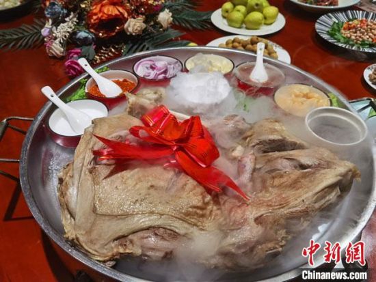 圖為酒泉美食“漢蒸全羊”?！●T志軍 攝