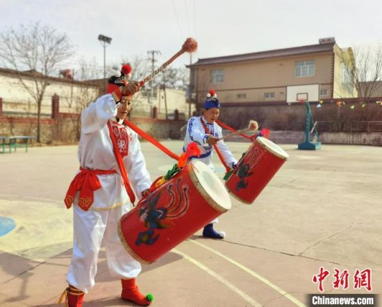圖為劉玉均(右一)身穿青花服與隊員一起練習(xí)動作?！堟?攝