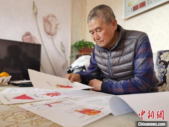 圖為陸鵬飛向記者展示多年帶隊的手寫筆記?！堟?攝