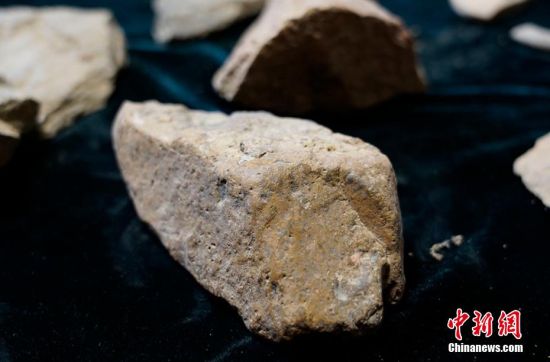 圖為靜寧縣賈河鄉(xiāng)竇坪村出土的石器。 夏劍鋒 攝