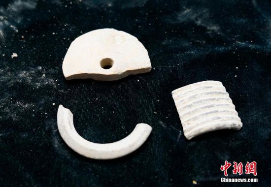 圖為靜寧縣賈河鄉(xiāng)竇坪村出土的佩飾。 夏劍鋒 攝