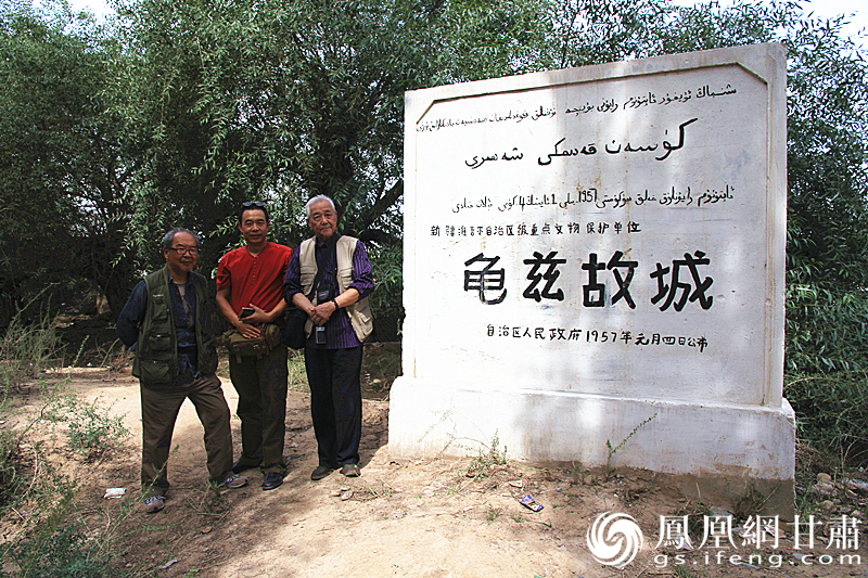 庫車是古代龜茲語，意為“龜茲人的城”，乃絲綢之路重鎮(zhèn)。2016年，蘇朗（右）、文巖（左）等藝術家前往庫車龜茲故城遺址采風。楊文遠 攝