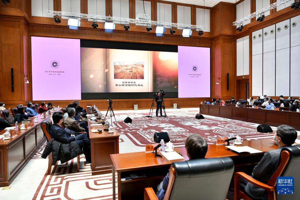 3月18日，在“中國社會科學(xué)院考古學(xué)論壇·2021年中國考古新發(fā)現(xiàn)”上，參會人員觀看宣傳視頻。