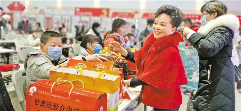 身殘志堅(jiān)的郭淑芳與愛同行37年 點(diǎn)一盞燈，照亮別人也照亮自己