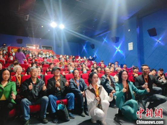 《浴血誓言》主創(chuàng)團(tuán)隊(duì)與到場(chǎng)的紅軍后代合影?！￡愡x斌 攝