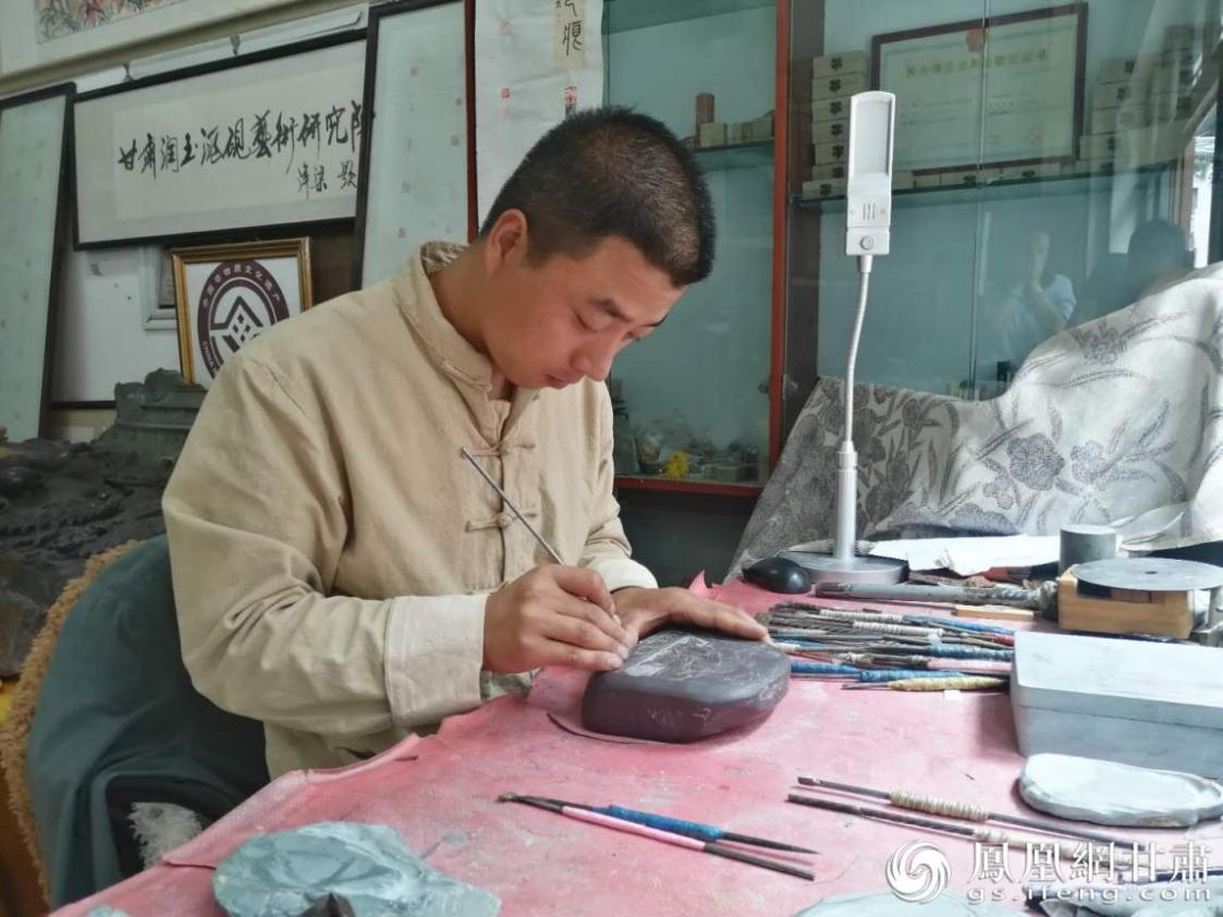 洮硯制作技藝第六代傳人、國(guó)家藝術(shù)基金資助青年藝術(shù)家、正高級(jí)洮硯雕刻藝術(shù)師李江平十年如一日專注于洮硯制作 圖源自網(wǎng)絡(luò)