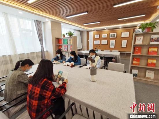 近日，在國網(wǎng)甘肅電力黨校職工書屋，正在舉行青年職工讀書交流活動?！⌒煅?攝