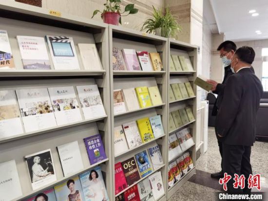 圖為國網(wǎng)甘肅電力黨校的職工書架?！⌒煅?攝