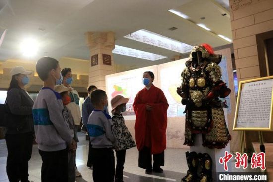 該“唐朝明光鎧”吸引游人圍觀，盡顯中國古代工匠獨(dú)特設(shè)計(jì)和傳統(tǒng)甲胄文化的魅力?！垥粤?攝