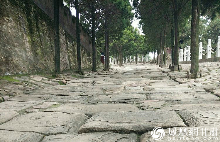 司馬遷祠的山崗下面有一段司馬古道，石條為北宋時(shí)鋪設(shè)，歷經(jīng)800余年的雨水沖刷、風(fēng)化、人走車碾，石條上的車轍印是這里曾經(jīng)繁華的歷史見證，又好像昭示太史公一生的坎坷與悲壯。楊文遠(yuǎn) 攝