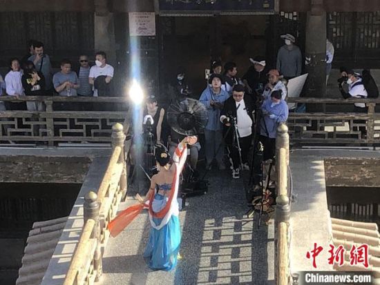 圖為5月以來，“奧大粒”直播現(xiàn)場引游客圍觀。　敦煌市委宣傳部供圖