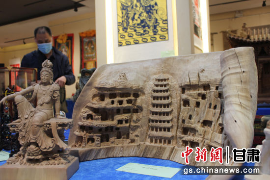 連日來，甘肅省工藝美術(shù)行業(yè)評審認(rèn)定工作會議在蘭州舉行。圖為以敦煌莫高窟為題材的木雕作品《守護(hù)》。徐雪 攝