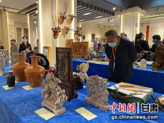 來自全省的近800件作品進(jìn)入專家評審環(huán)節(jié)，作品涵蓋雕塑雕刻、漆器、工藝花畫等多個(gè)類別。徐雪 攝