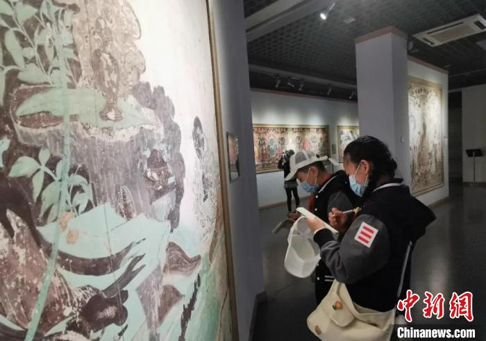 圖為學生參觀敦煌藝術館。(資料圖) 蘭州大學附屬學校供圖