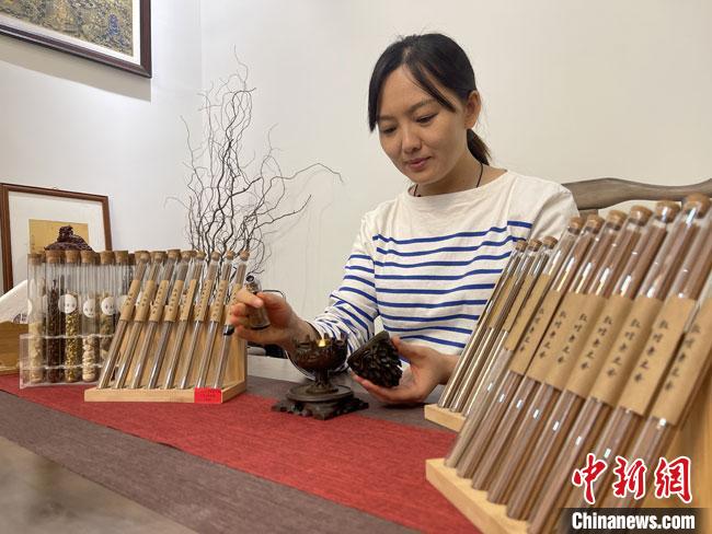 圖為魯雯展示燃香禮儀?！「攥?攝