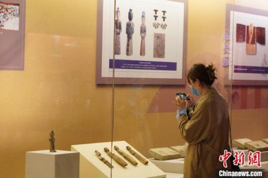 圖為游客在博物館內(nèi)有序參觀，感受五涼文化。　九美旦增 攝