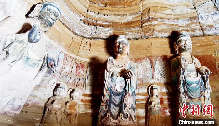 北石窟寺窟內造像因受水顯得斑駁?！“瑧c龍 攝